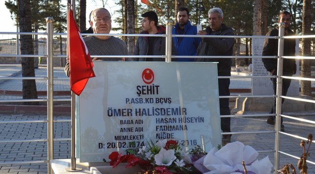 Vatandaşlar Şehit Halisdemir'i doğum gününde yalnız bırakmadı